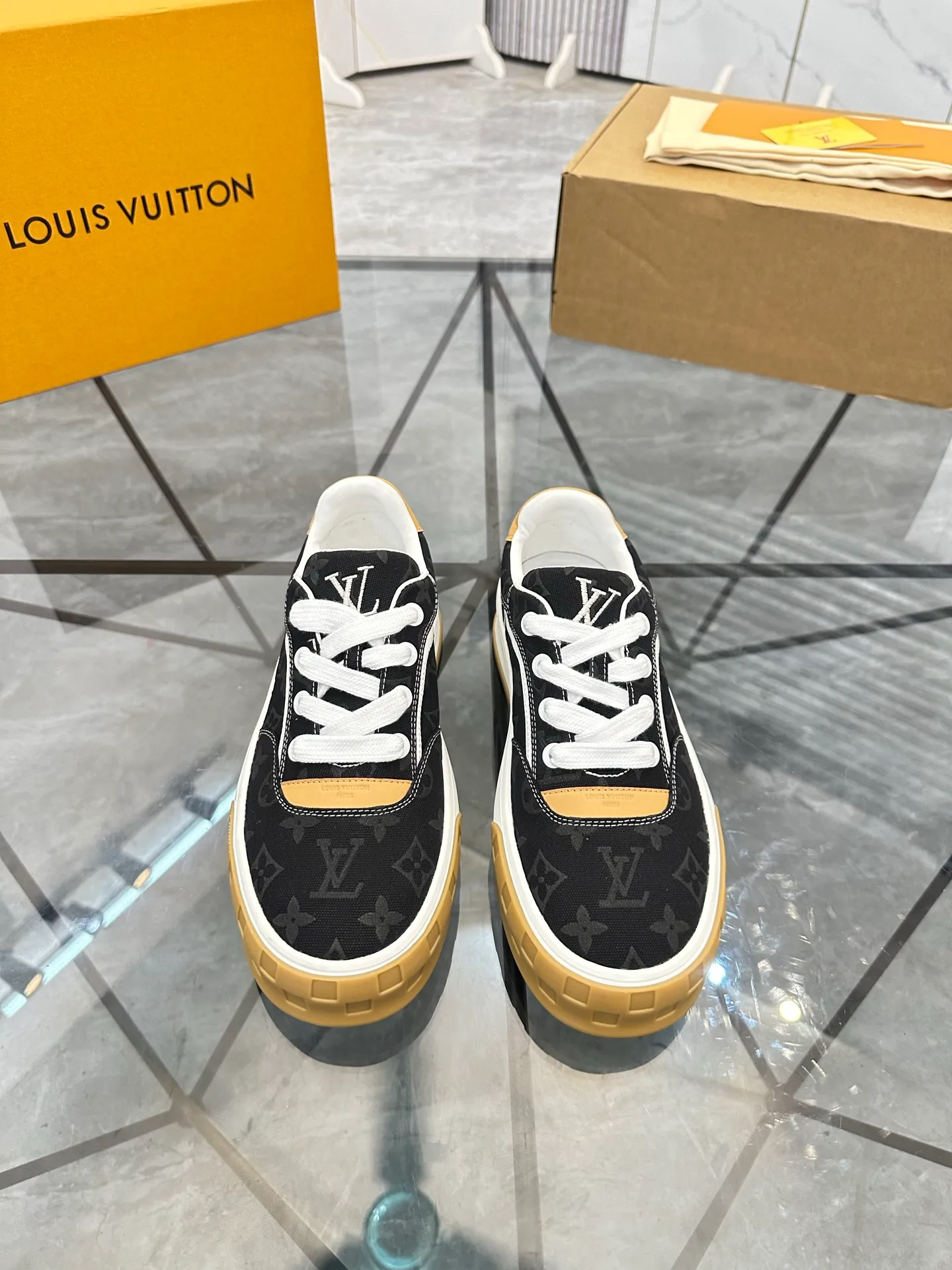 Men's shoes for sale 💰: 💰P660¥ Top quality Comes with airplane case Product trademark: LV* "Louis Vuitton*" low-top casual shoes Regular size: 35-44 (can be customized to 45) Couple style Product materials: imported nubuck leather upper, sheepskin lining, original outsole. Number: 819